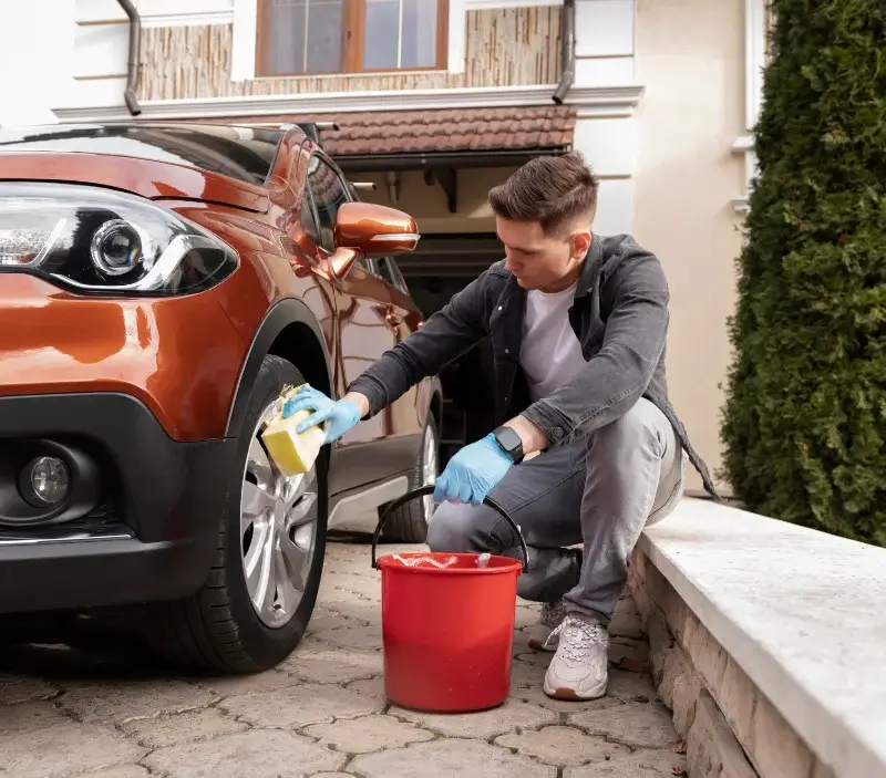 Lavage auto à domicile Bourriot-Bergonce : professionnel intervenant sur un véhicule